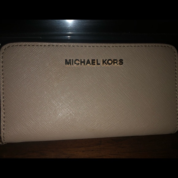 Michael Kors Handbags - Michael Kors wristlet wallet